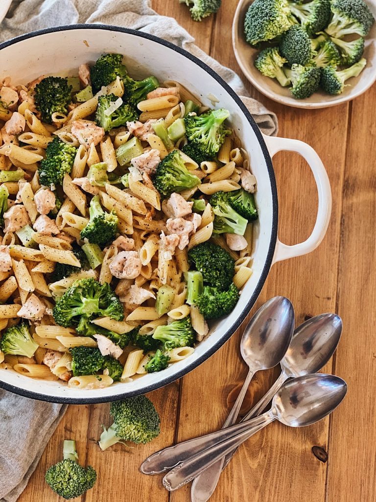 One-Pot-Pasta - Cremige Parmesan-Hähnchen-Brokkoli Pasta