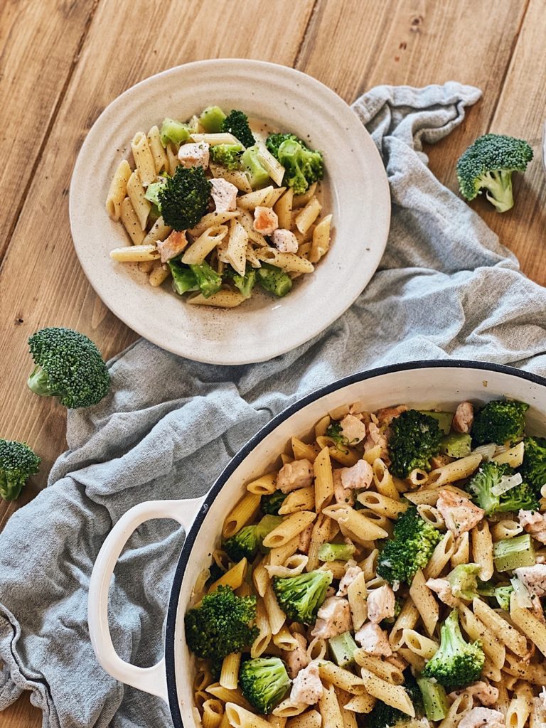 One-Pot-Pasta - Cremige Parmesan-Hähnchen-Brokkoli Pasta