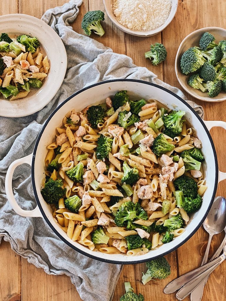 One-Pot-Pasta - Cremige Parmesan-Hähnchen-Brokkoli Pasta