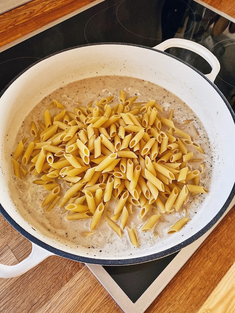 One-Pot-Pasta - Cremige Parmesan-Hähnchen-Brokkoli Pasta