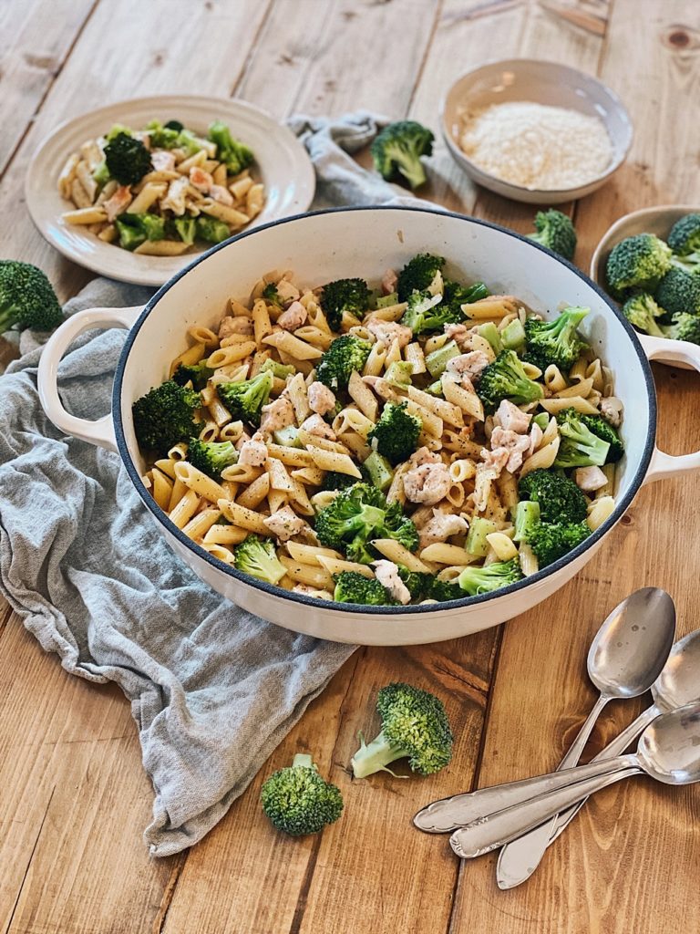 One-Pot-Pasta - Cremige Parmesan-Hähnchen-Brokkoli Pasta