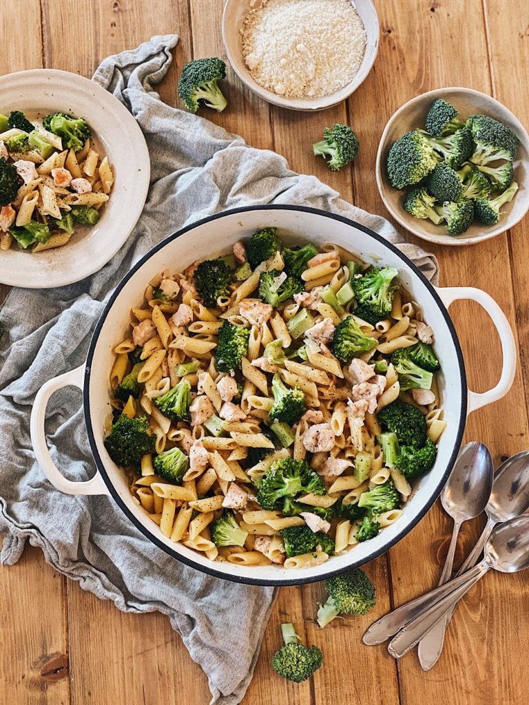 One-Pot-Pasta - Cremige Parmesan-Hähnchen-Brokkoli Pasta