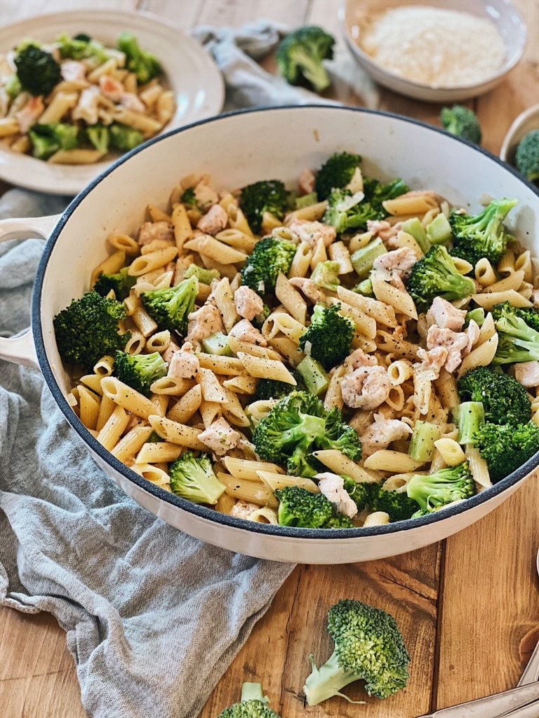 One-Pot-Pasta - Cremige Parmesan-Hähnchen-Brokkoli Pasta