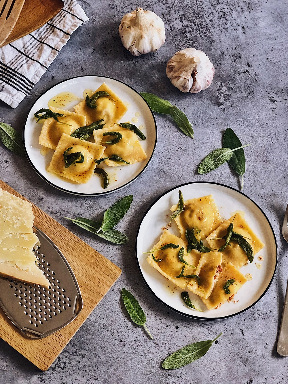 handgemachte Ravioli mit Ricotta-Räucherlachs Füllung in Salbeibutter