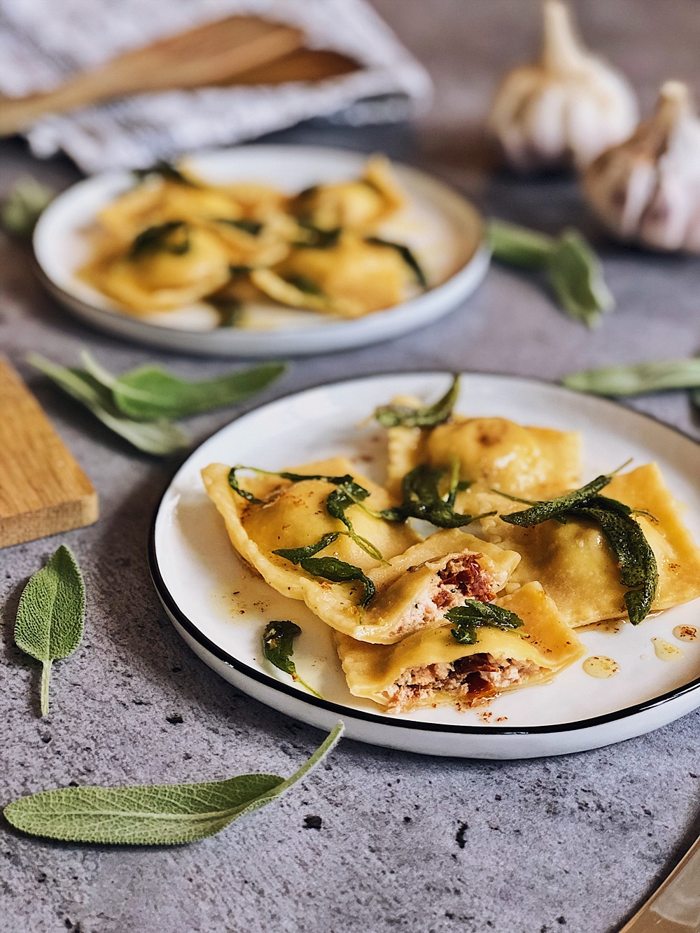 handgemachte Ravioli mit Ricotta-Räucherlachs Füllung in Salbeibutter handgemachte Ravioli mit Ricotta-Räucherlachs Füllung in Salbeibutter