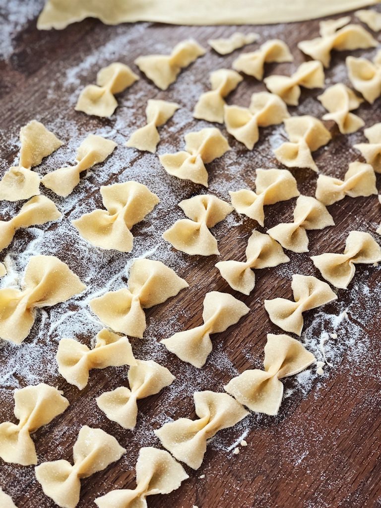 italienische Pasta selber machen - so stellst du Ravioli, Orecchiette, Tagliatelle, Farfalle & Fricelli her