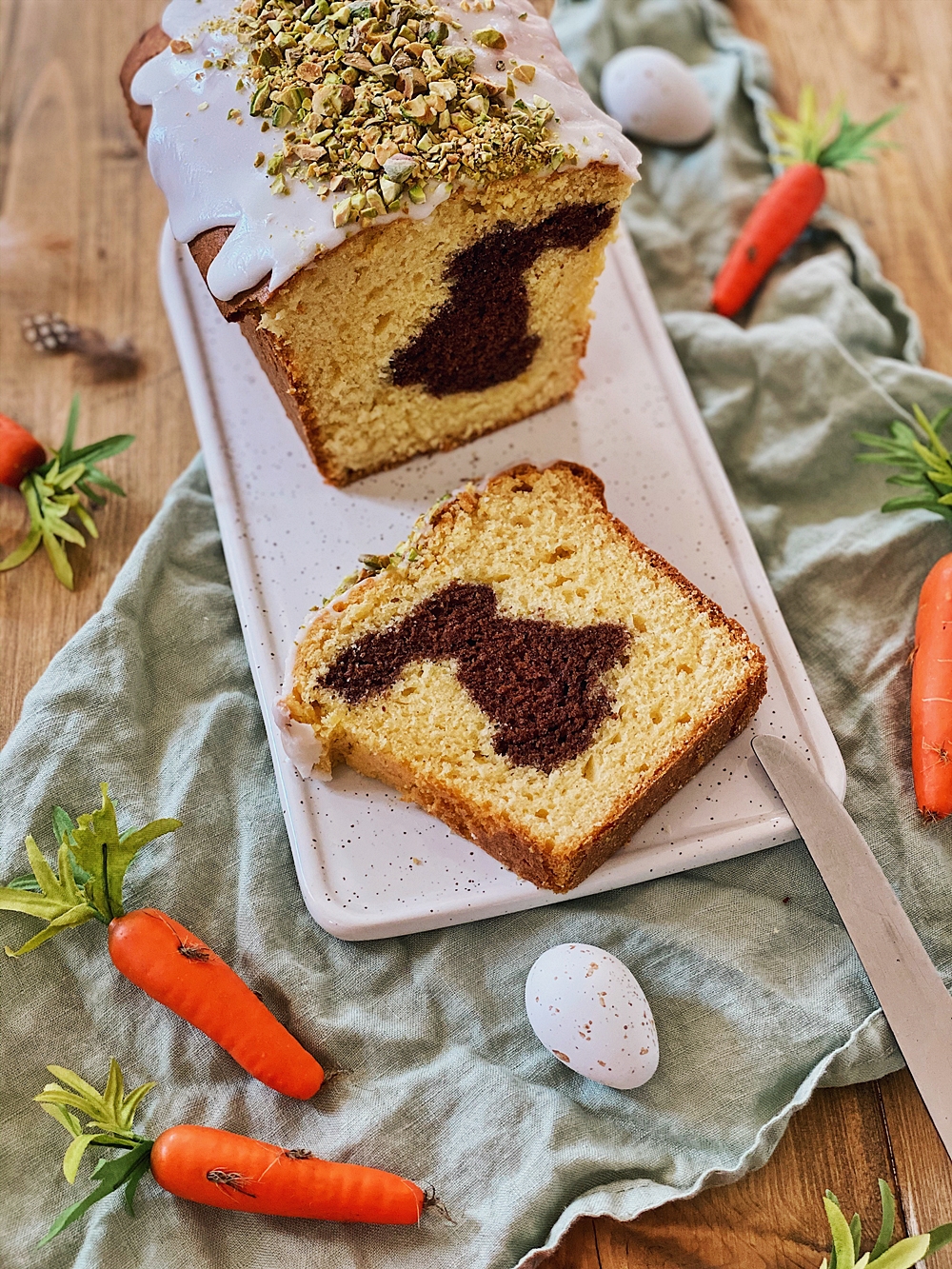 Osterhasen Kuchen mit Pistazien-Zuckerguss | Lebensmittel essen ...