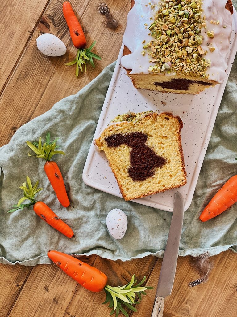 Osterhasen Kuchen mit Pistazien-Zuckerguss