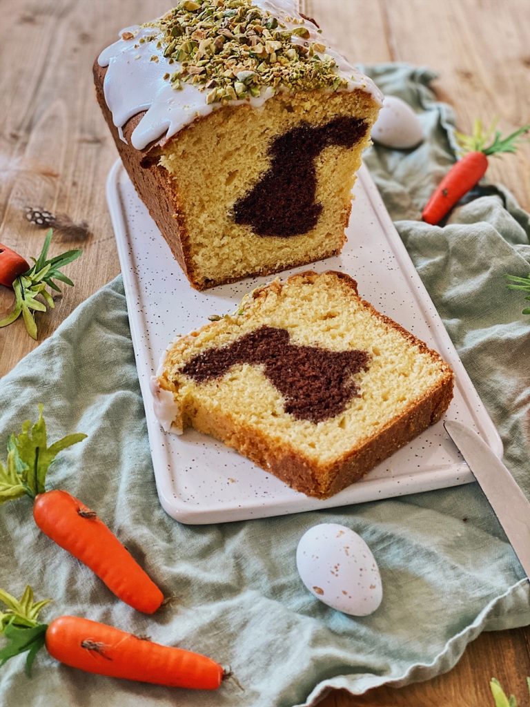 Osterhasen Kuchen mit Pistazien-Zuckerguss