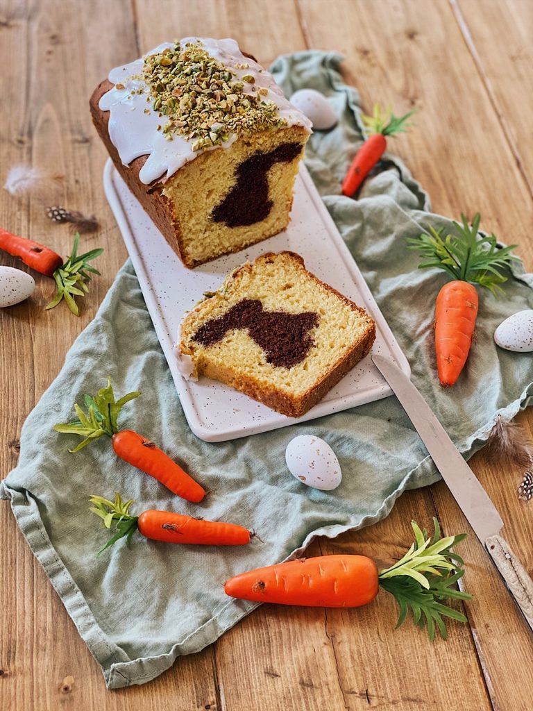 Osterhasen Kuchen mit Pistazien-Zuckerguss