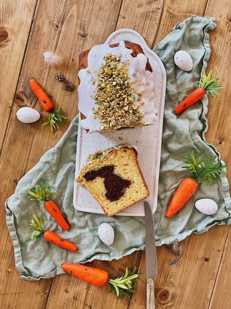 Osterhasen Kuchen mit Pistazien-Zuckerguss