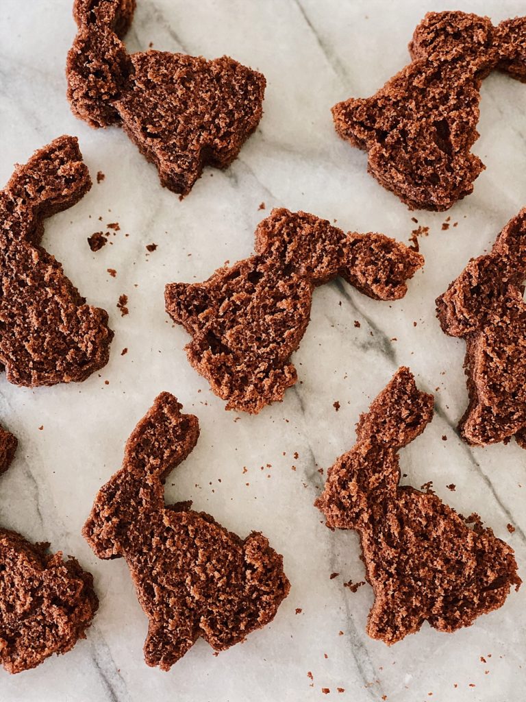 Osterhasen Kuchen mit Pistazien-Zuckerguss