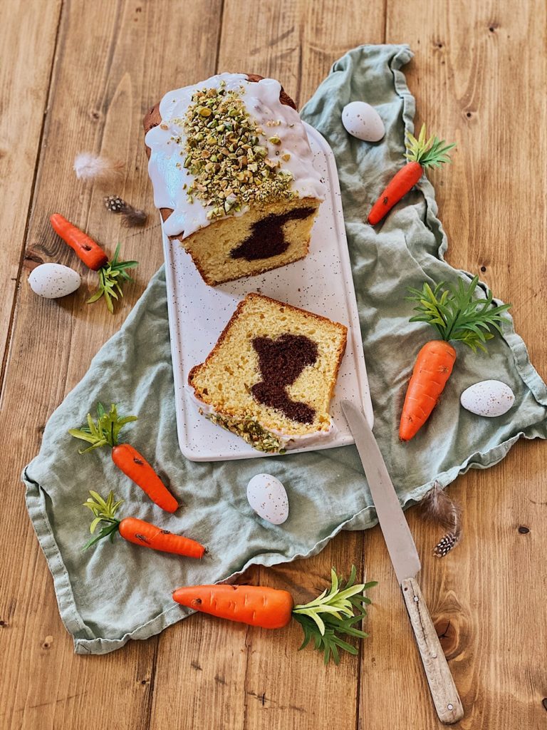 Osterhasen Kuchen mit Pistazien-Zuckerguss