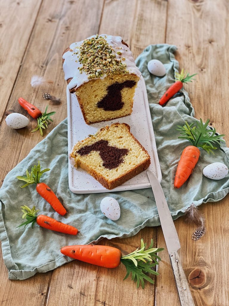 Osterhasen Kuchen mit Pistazien-Zuckerguss