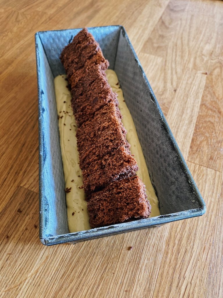 Osterhasen Kuchen mit Pistazien-Zuckerguss