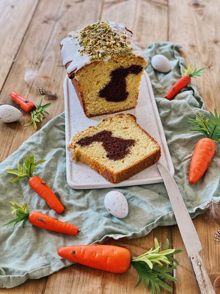 Osterhasen Kuchen mit Pistazien-Zuckerguss