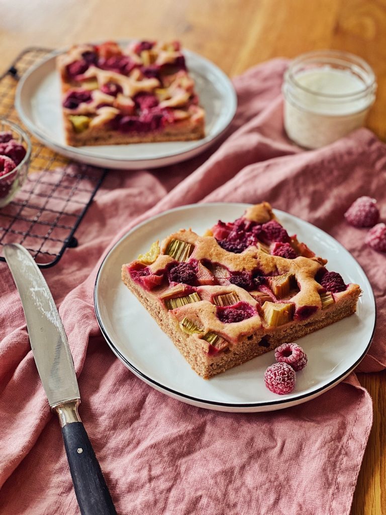Joghurt-Rhabarber-Himbeer Kuchen vom Blech - Fashion Kitchen
