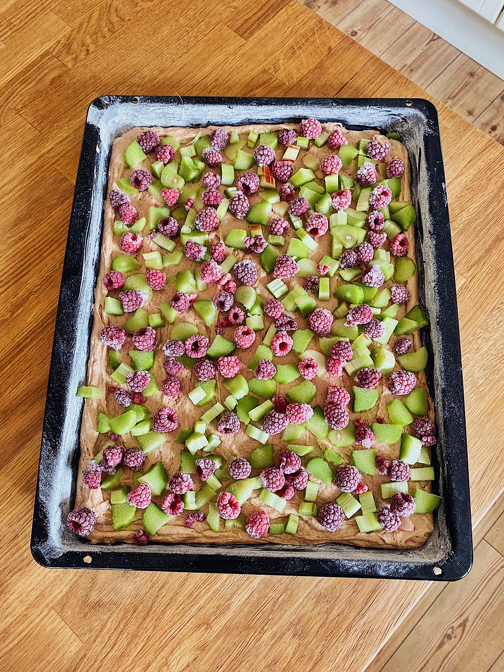 Joghurt-Rhabarber-Himbeer Kuchen vom Blech - Fashion Kitchen