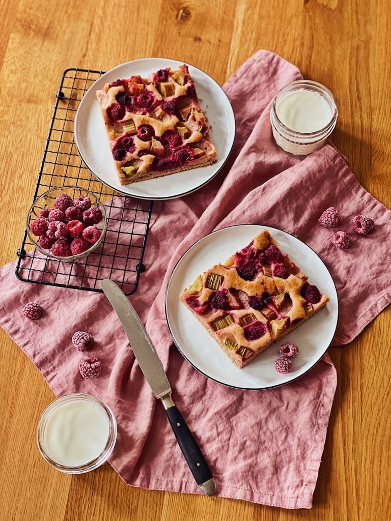 Joghurt-Rhabarber-Himbeer Kuchen vom Blech