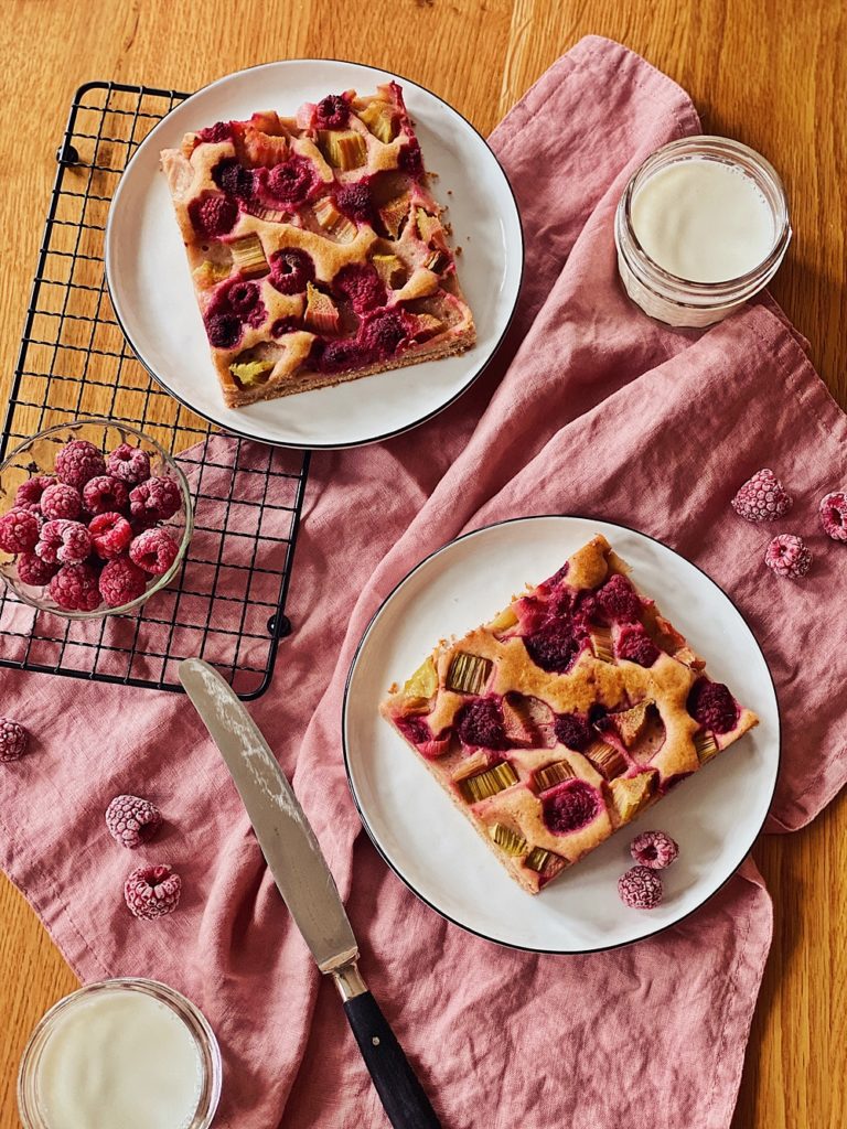 Joghurt-Rhabarber-Himbeer Kuchen vom Blech