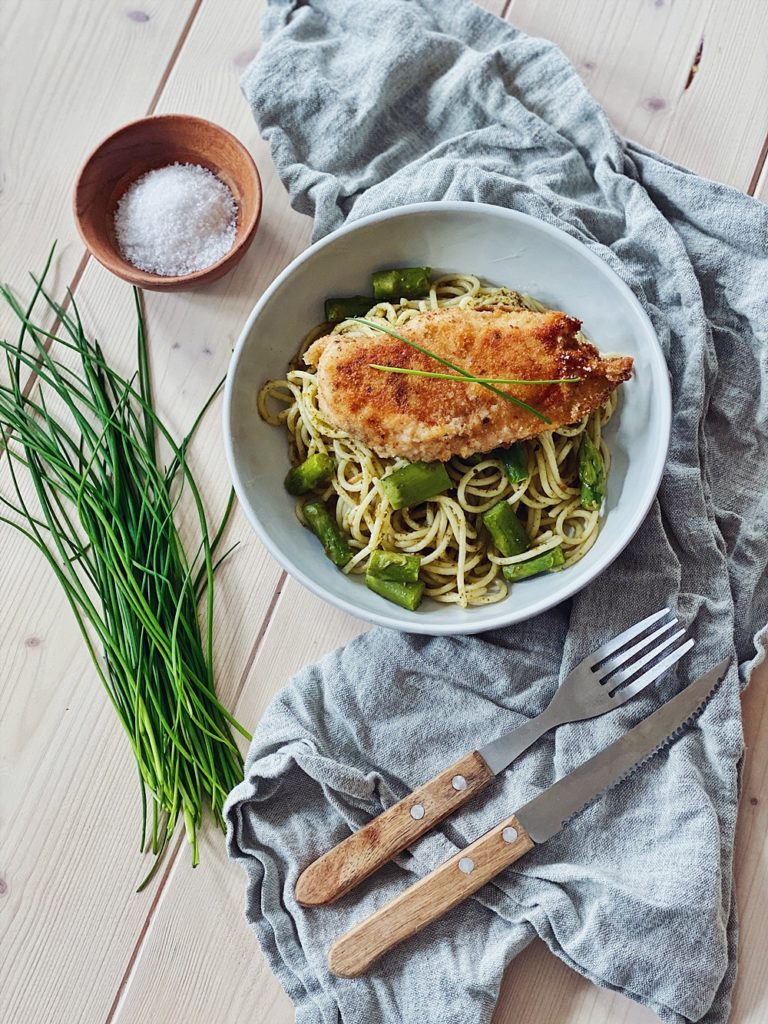 Pesto Pasta mit grünem Spargel und knusprig paniertem Hähnchenfilet