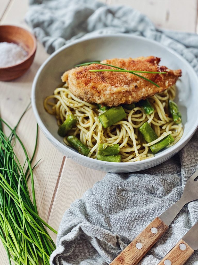 Pesto Pasta mit grünem Spargel und knusprig paniertem Hähnchenfilet