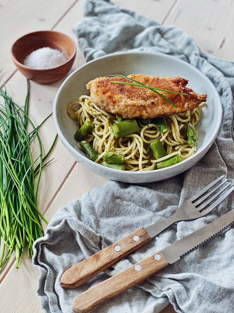 Pesto Pasta mit grünem Spargel und knusprig paniertem Hähnchenfilet