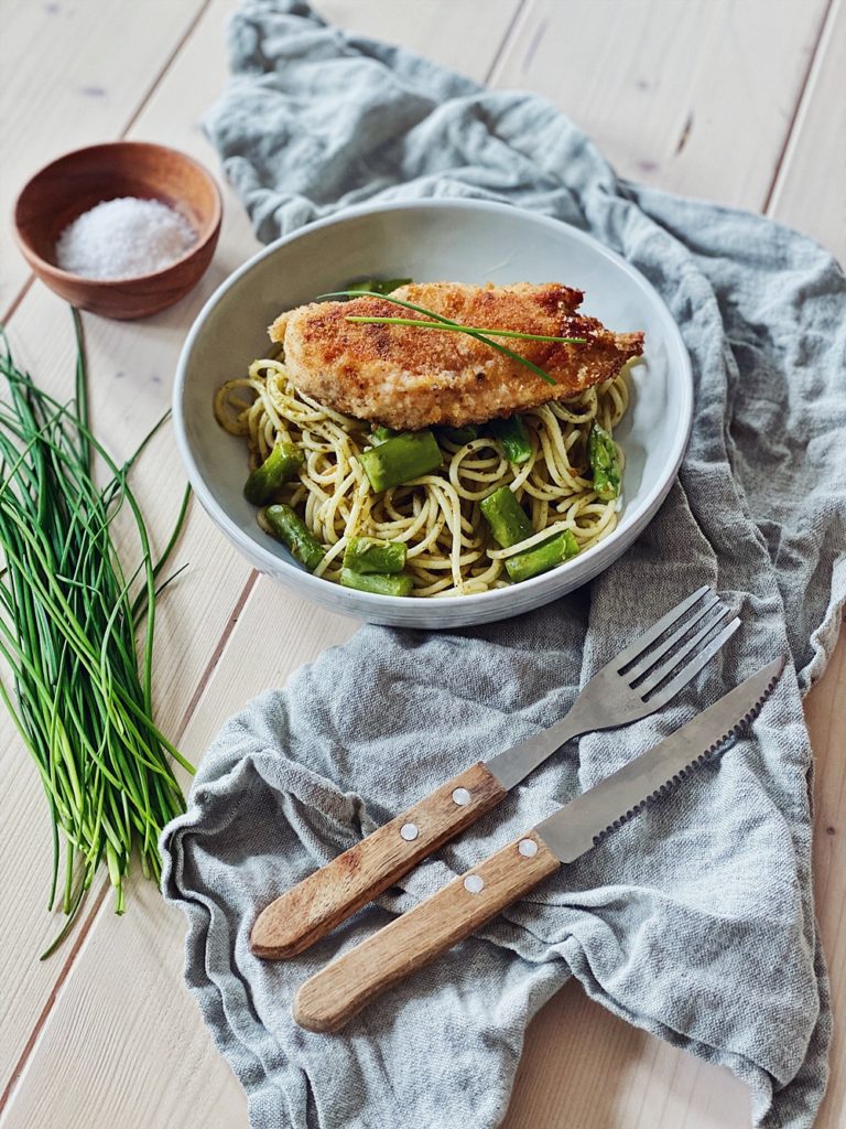 Pesto Nudeln mit grünem Spargel und knusprig paniertem Hähnchenfilet