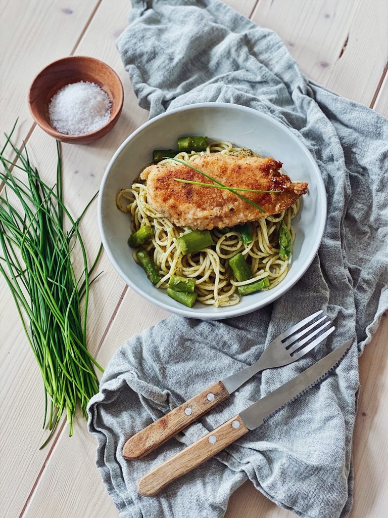 Pesto Nudeln mit grünem Spargel und knusprig paniertem Hähnchenfilet