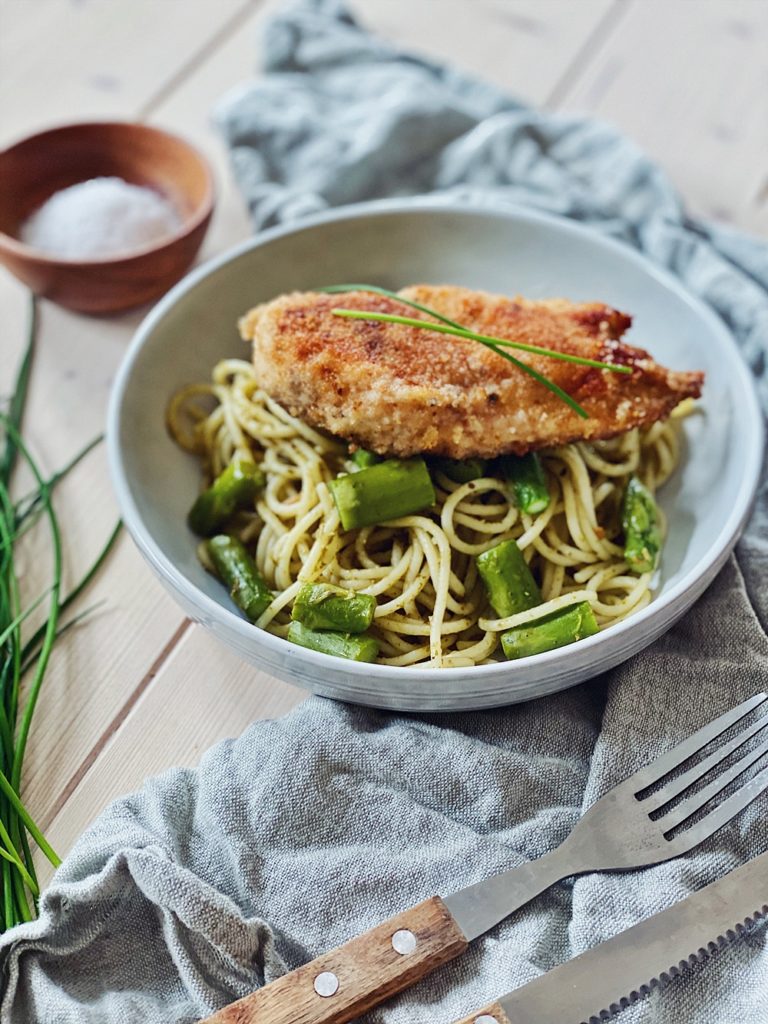 Pesto Nudeln mit grünem Spargel und knusprig paniertem Hähnchenfilet