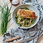 Pesto Nudeln mit grünem Spargel und knusprig paniertem Hähnchenfilet