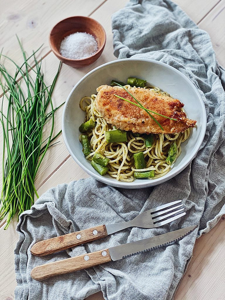 Pesto Nudeln mit grünem Spargel und knusprig paniertem Hähnchenfilet