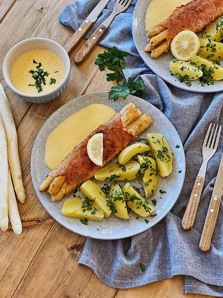 Spargel-Cordon Bleu mit Petersilienkartoffeln und Sauce Hollandaise