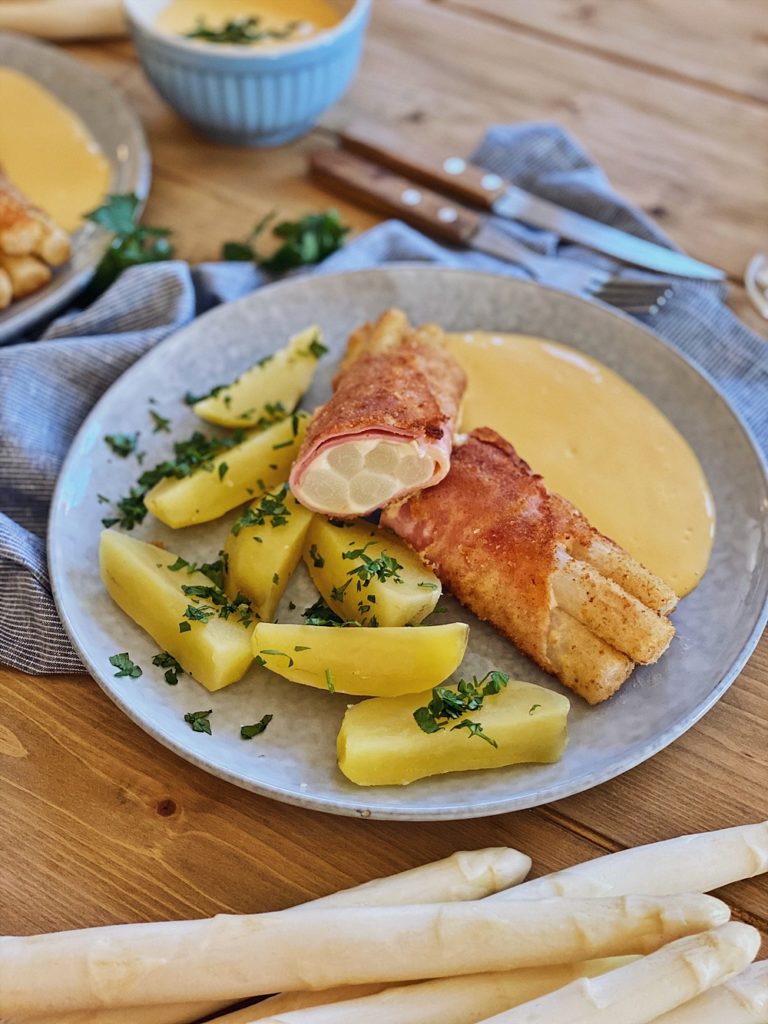 Spargel-Cordon Bleu mit Petersilienkartoffeln und Sauce Hollandaise