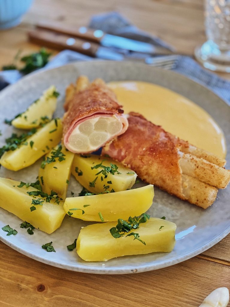 Spargel-Cordon Bleu mit Petersilienkartoffeln und Sauce Hollandaise