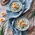 Spargelsalat mit gekochtem Ei und Schnittlauch