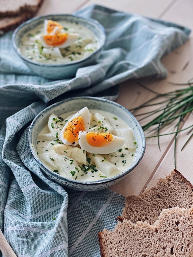 Spargelsalat mit gekochtem Ei und Schnittlauch