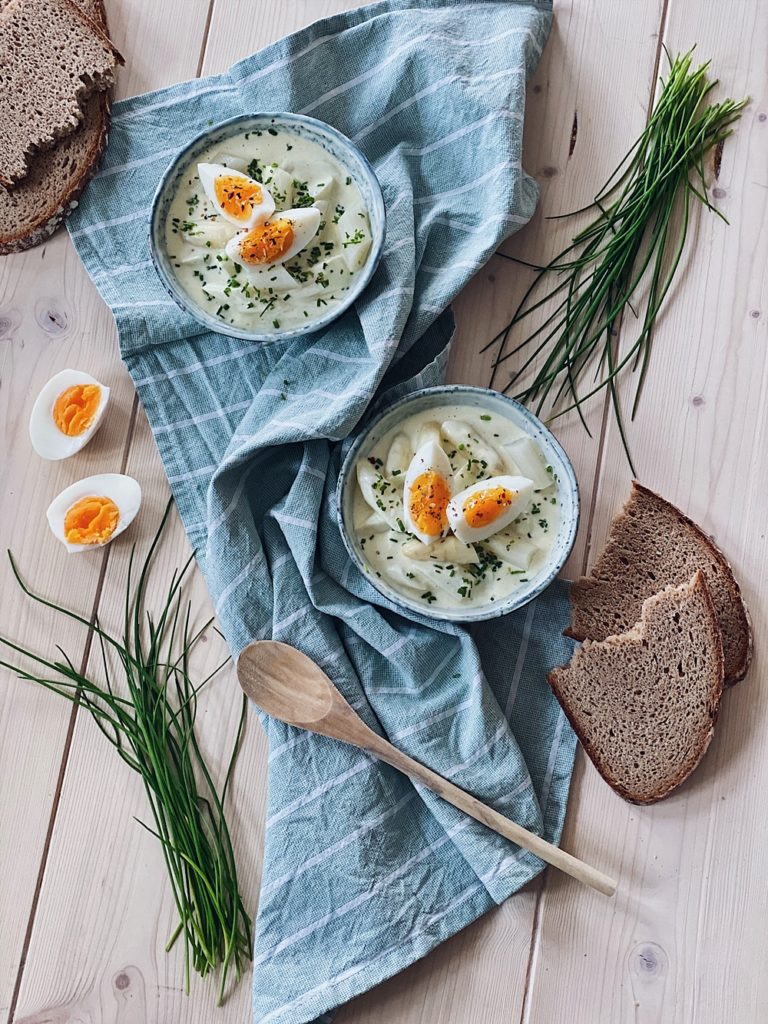 Spargelsalat mit gekochtem Ei und Schnittlauch