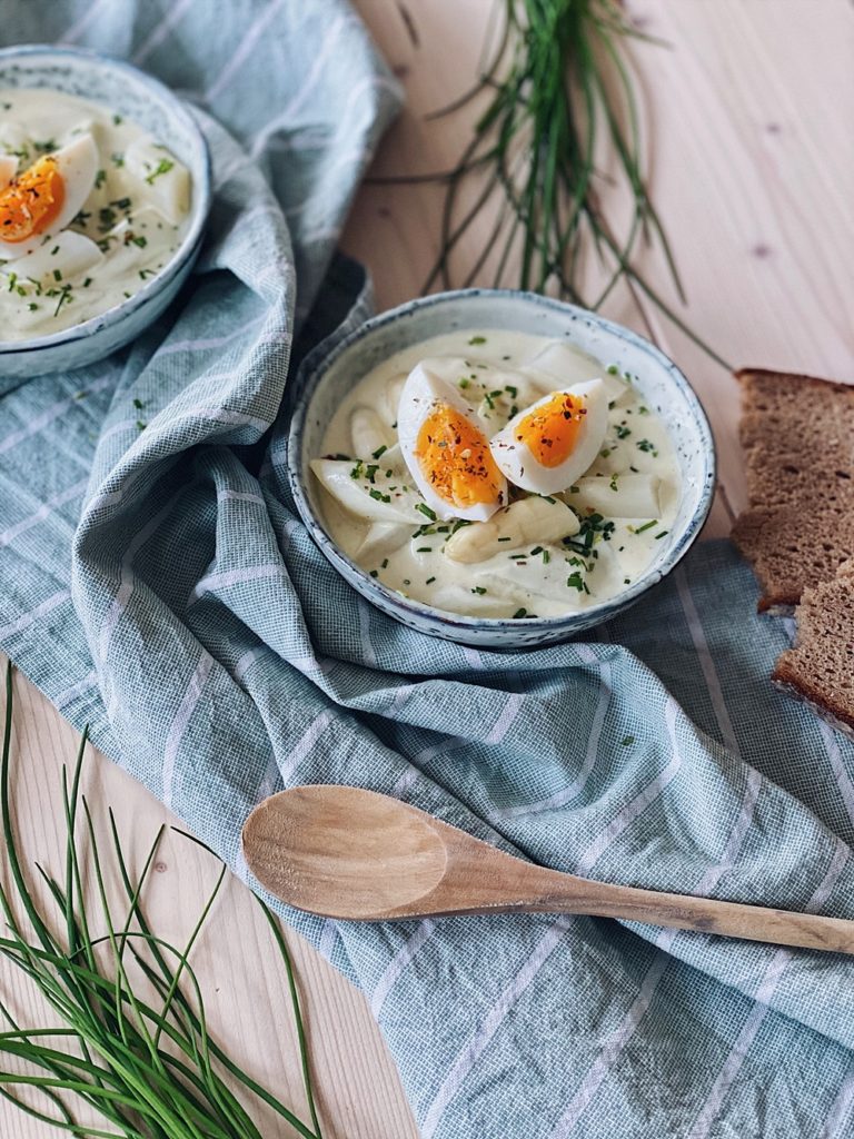 Spargelsalat mit gekochtem Ei und Schnittlauch