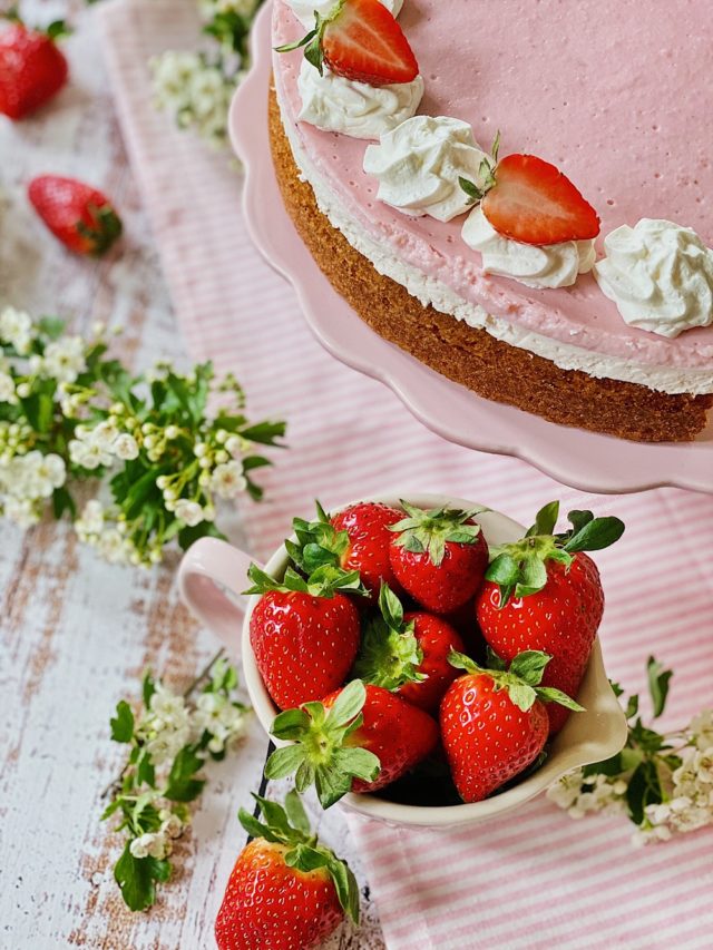 Strawberries &amp; Cream Erdbeer-Mandel-Torte - Fashion Kitchen