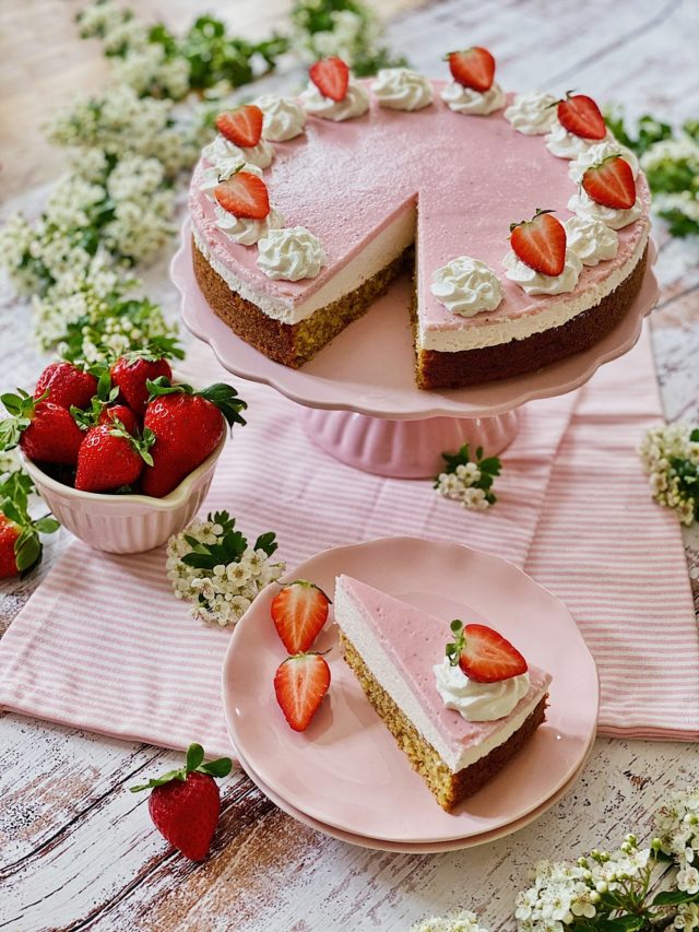 Strawberries &amp; Cream Erdbeer-Mandel-Torte - Fashion Kitchen