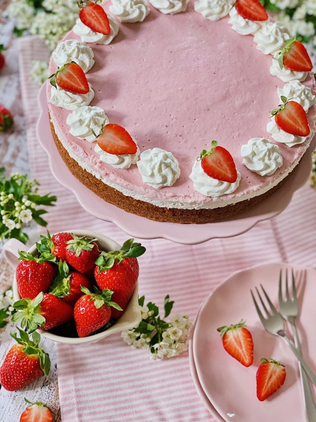 Strawberries &amp; Cream Erdbeer-Mandel-Torte - Fashion Kitchen