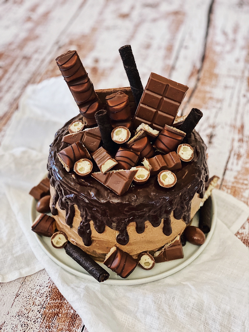 Kinder Schokolade Torte-Triple Chocolate Drip Cake | Rezepte backen ...