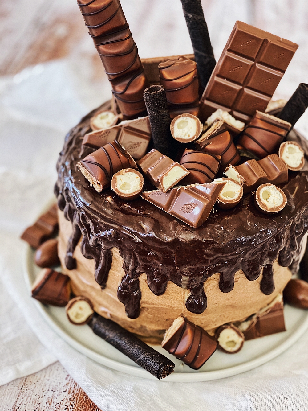 Kinder Schokolade Torte - Triple Chocolate Drip Cake - Fashion Kitchen