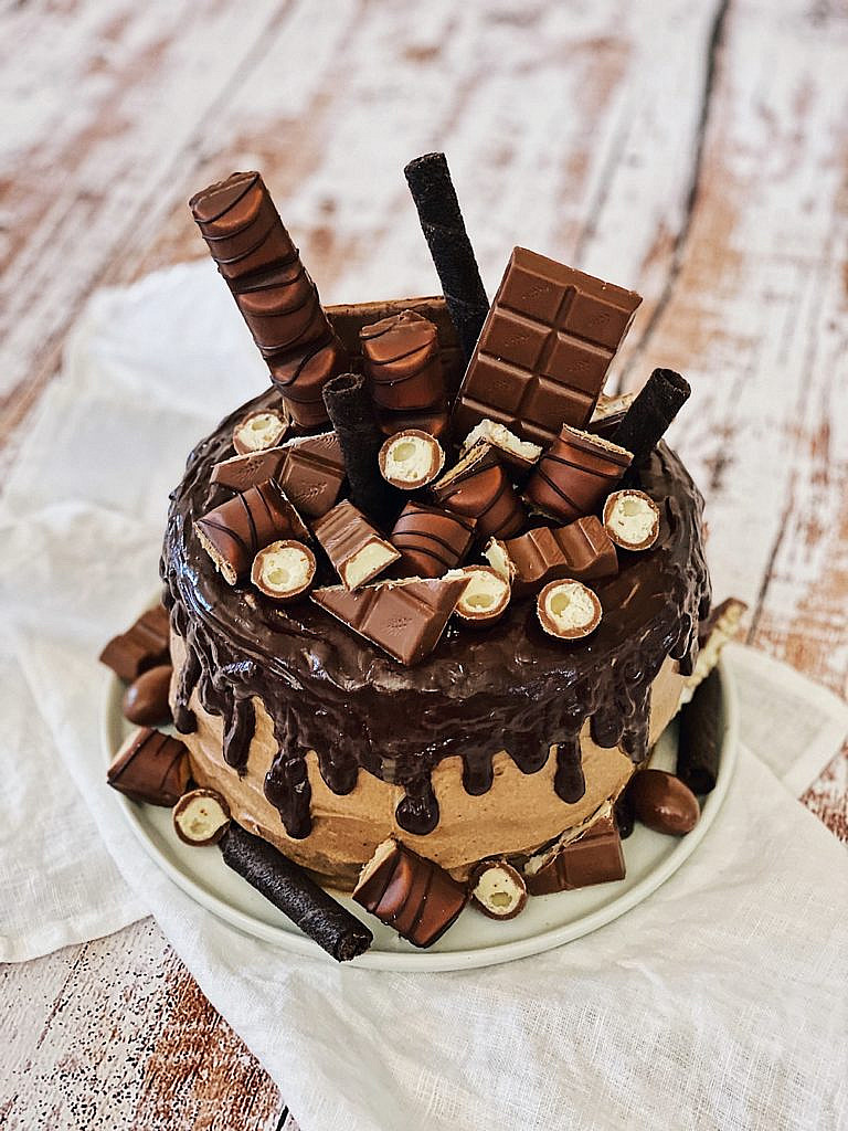 Kinder Schokolade Torte-Triple Chocolate Drip Cake