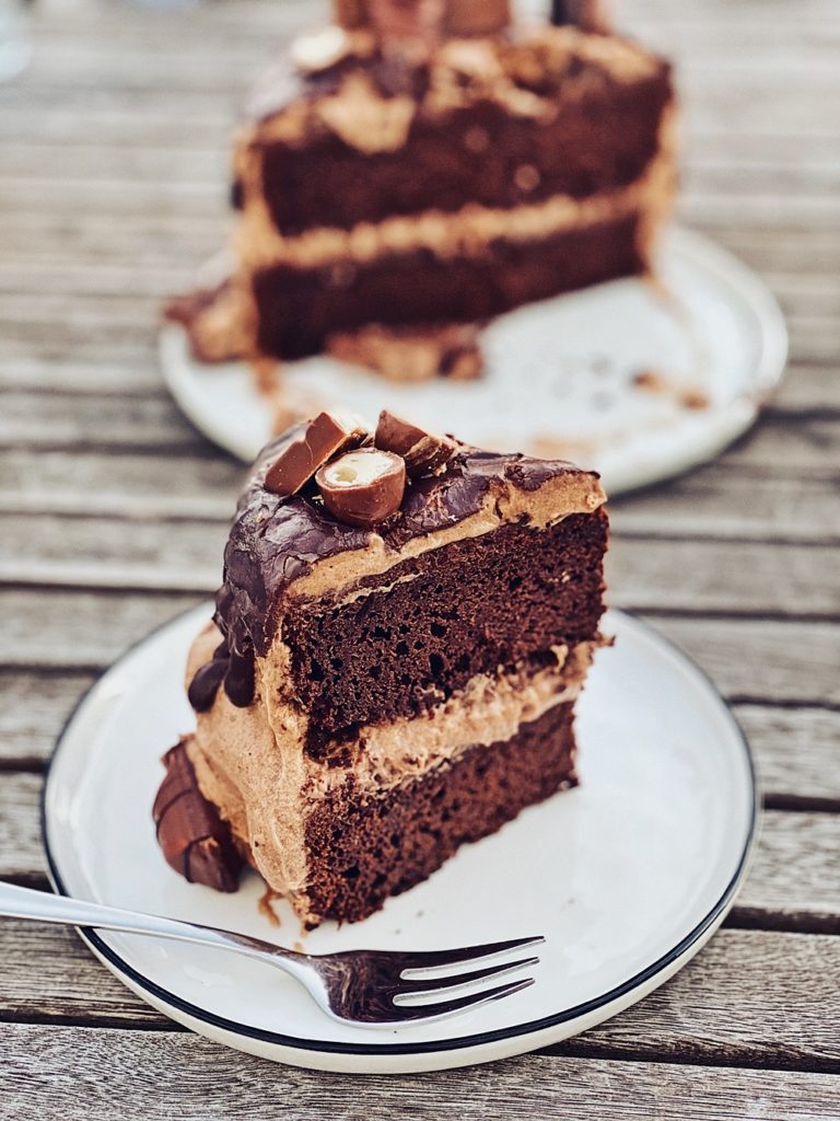 Kinder Schokolade Torte - Triple Chocolate Drip Cake