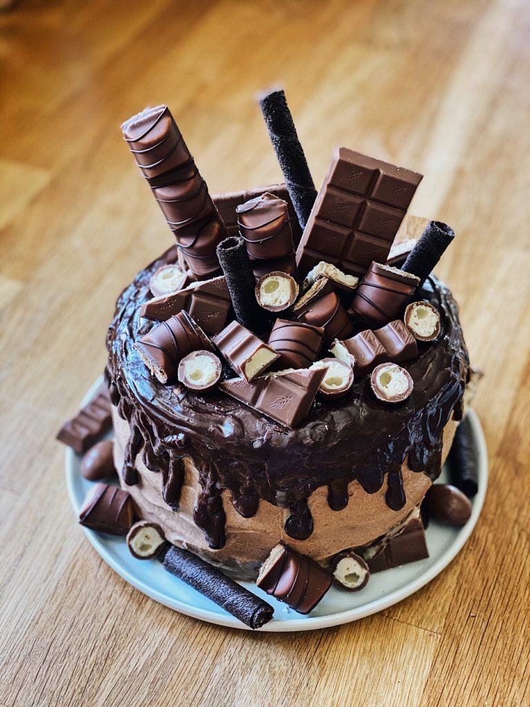 Kinder Schokolade Torte - Triple Chocolate Drip Cake