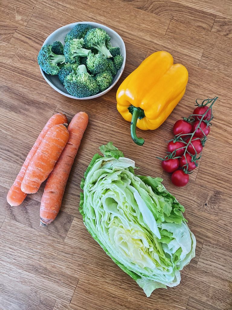 bunter Reste-Salat mit Schütteldressing