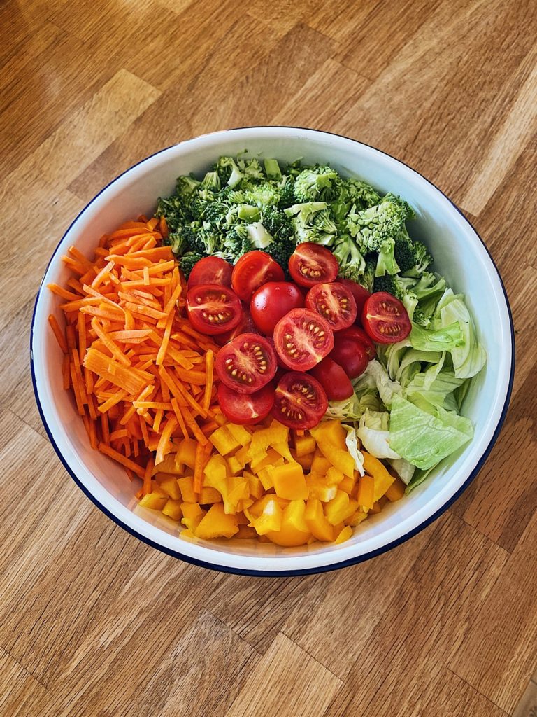 bunter Reste-Salat mit Schütteldressing