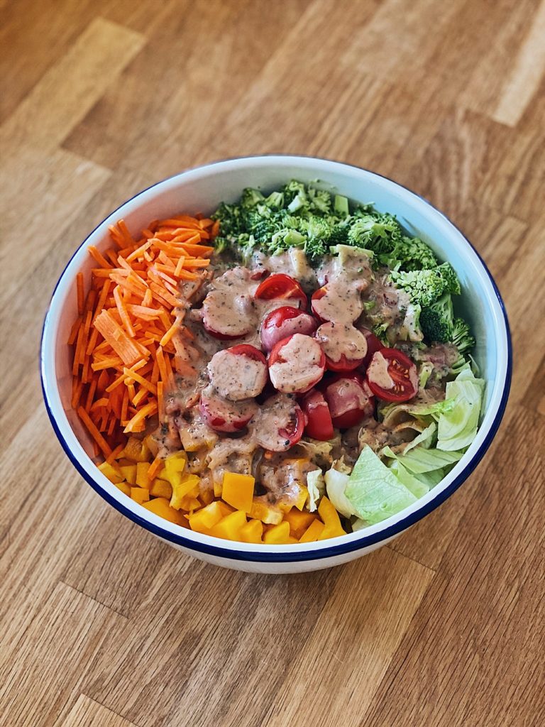 bunter Reste-Salat mit Schütteldressing